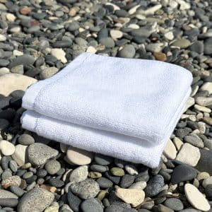 білий рушник для рук 30x30 см зі 100% бавовни складений у стопку